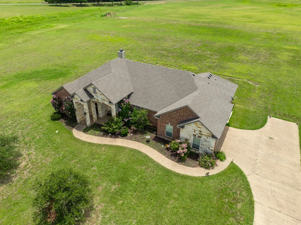 845 W County Line Road E West, TX 76691