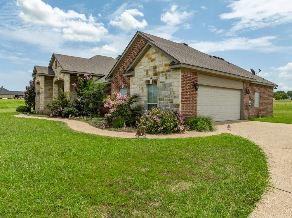 845 W County Line Road E West, TX 76691