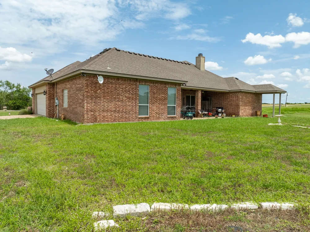 845 W County Line Road E West, TX 76691