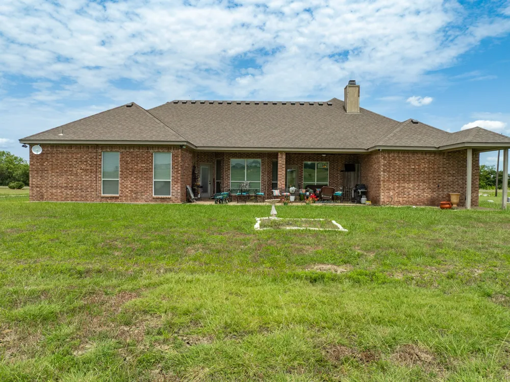 845 W County Line Road E West, TX 76691