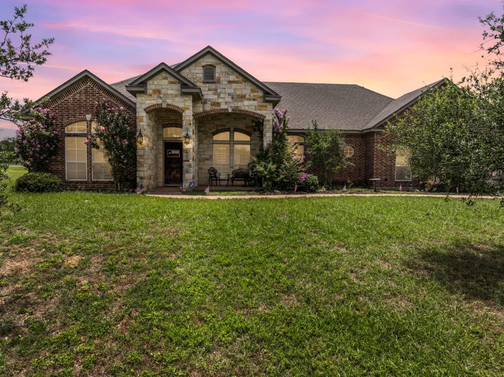 845 W County Line Road E West, TX 76691