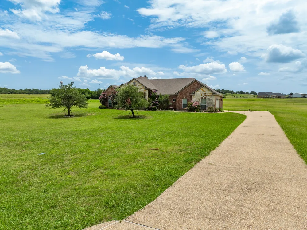845 W County Line Road E West, TX 76691