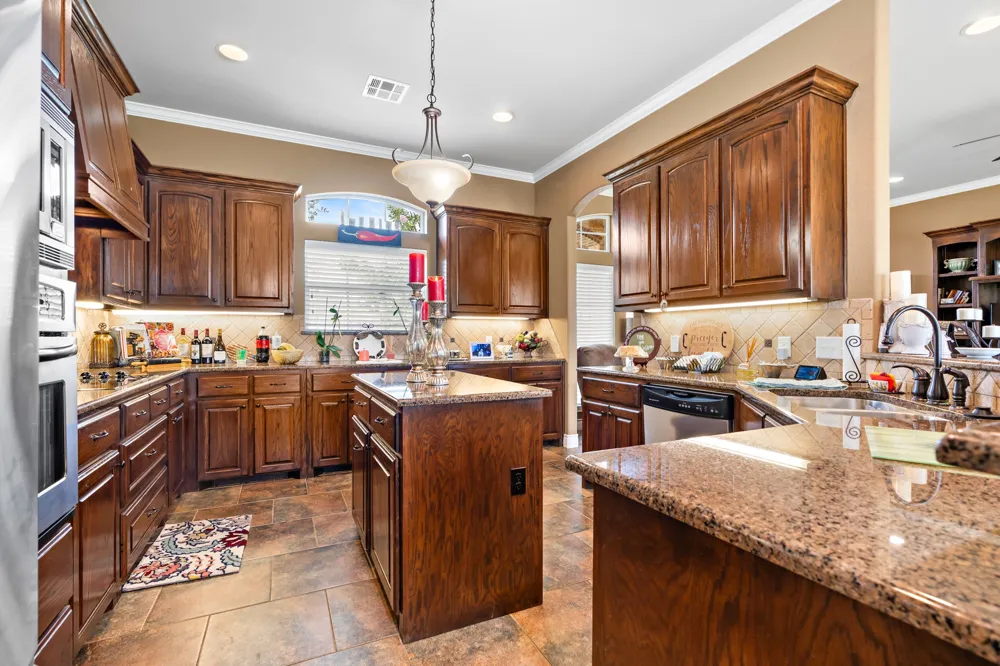 845 W County Line Road E West, TX 76691