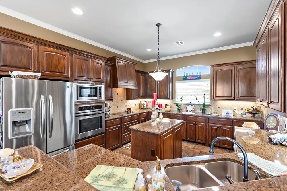 845 W County Line Road E West, TX 76691