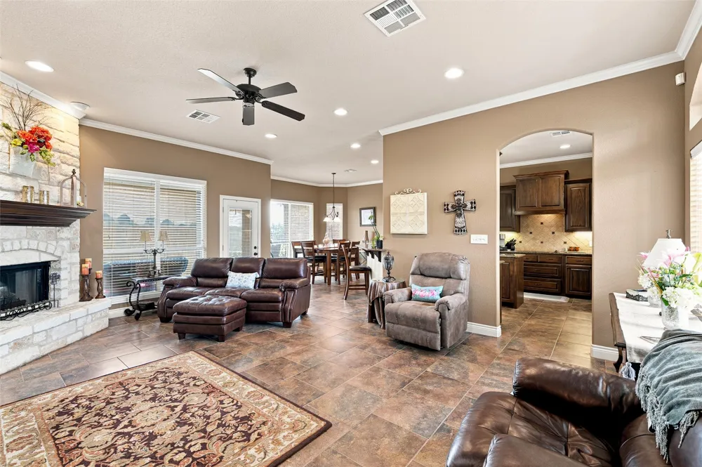 845 W County Line Road E West, TX 76691