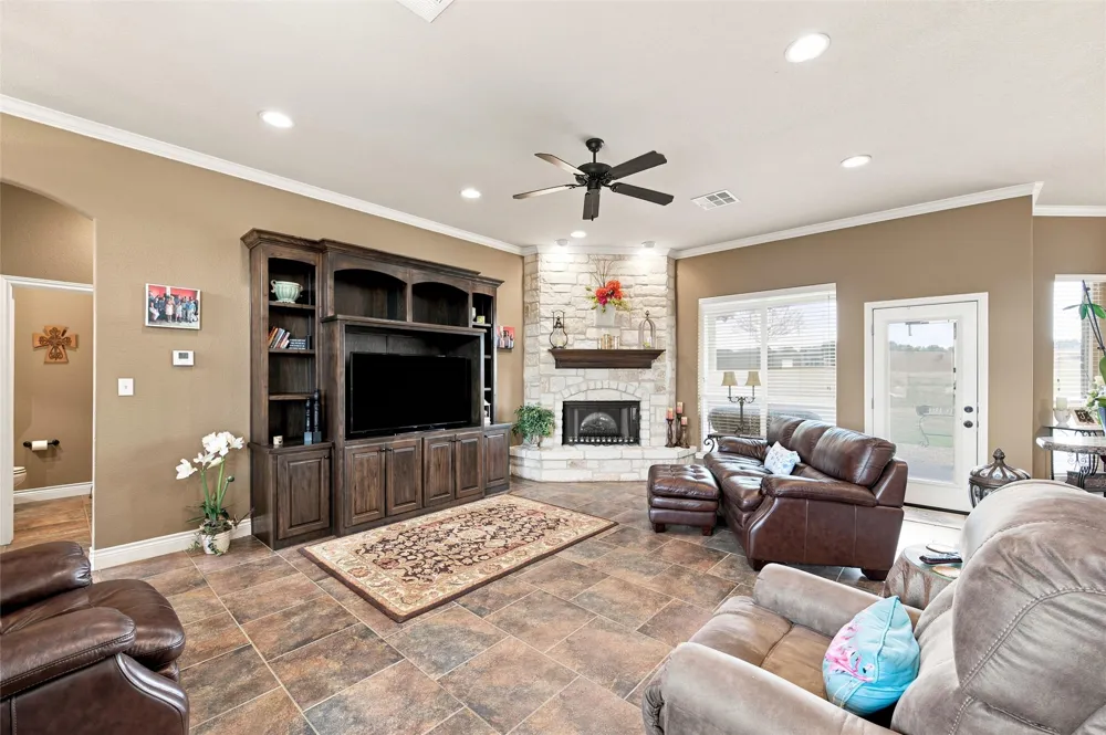 845 W County Line Road E West, TX 76691