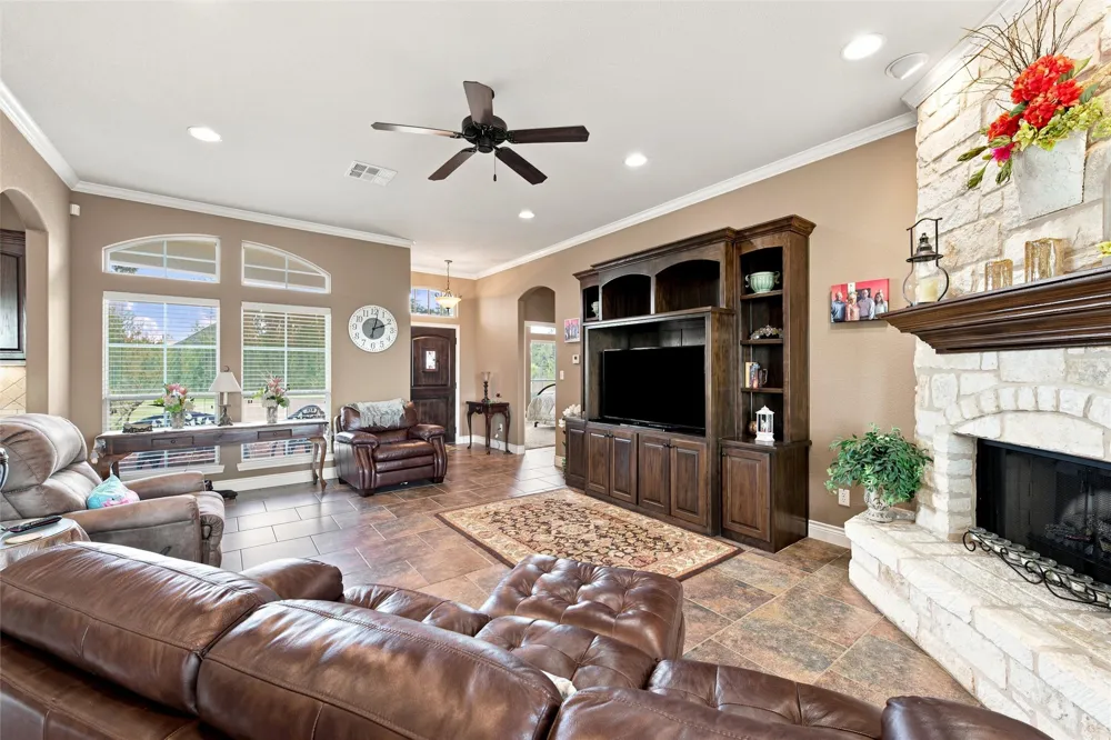 845 W County Line Road E West, TX 76691