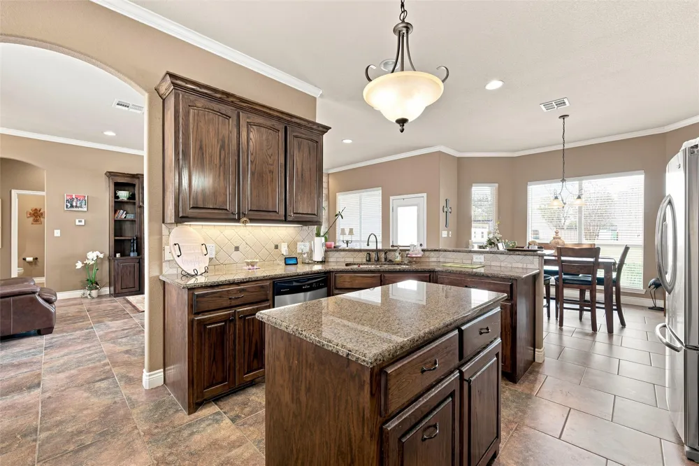 845 W County Line Road E West, TX 76691