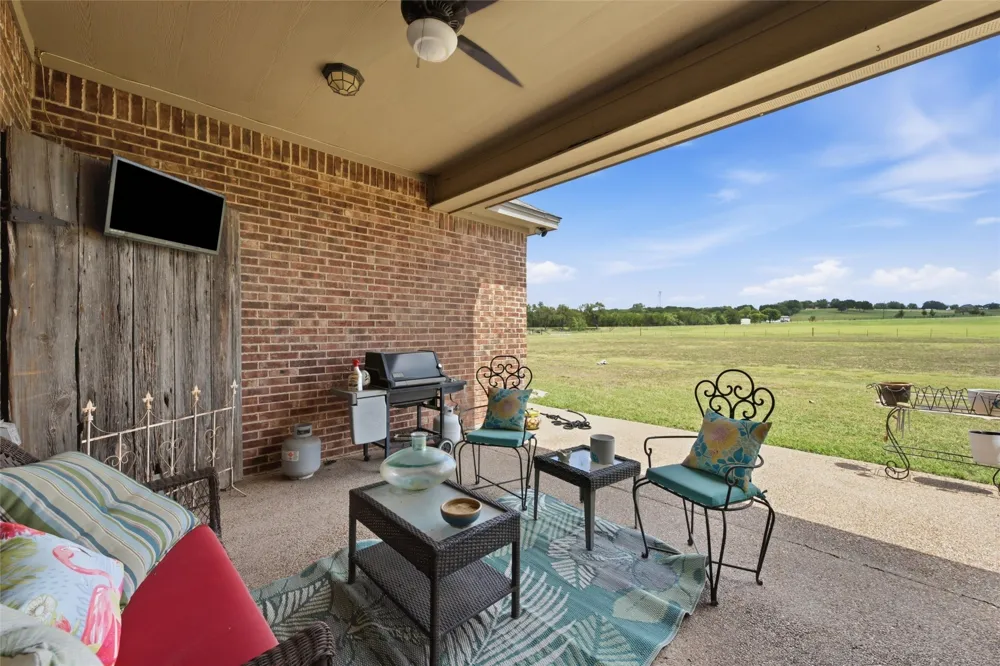 845 W County Line Road E West, TX 76691