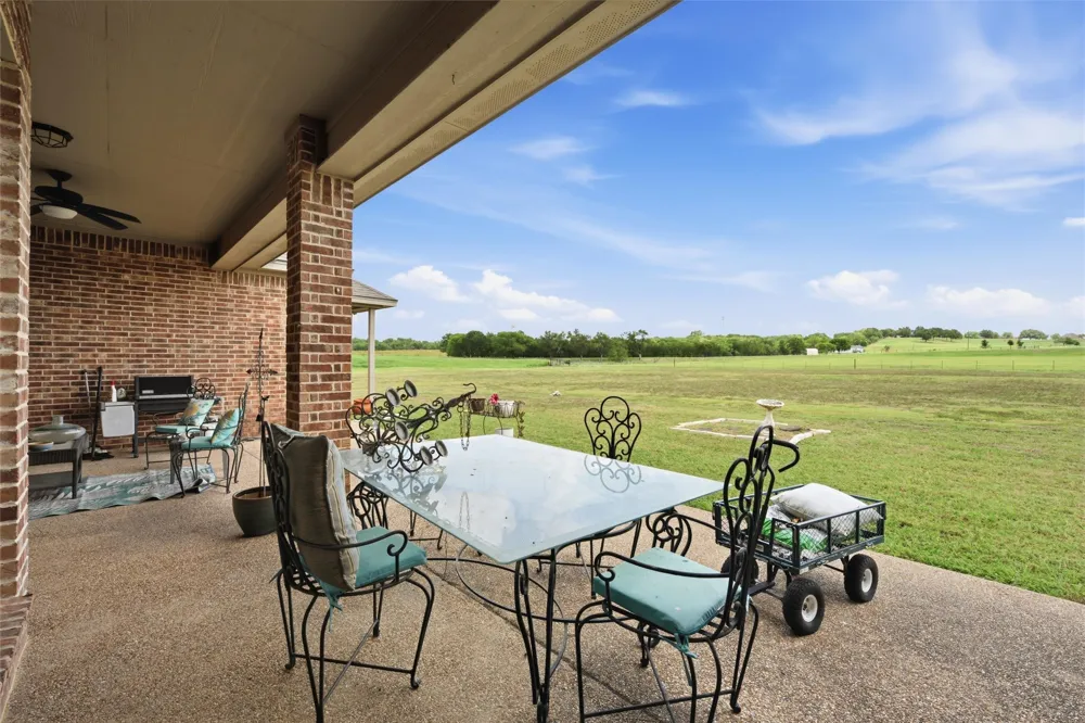 845 W County Line Road E West, TX 76691