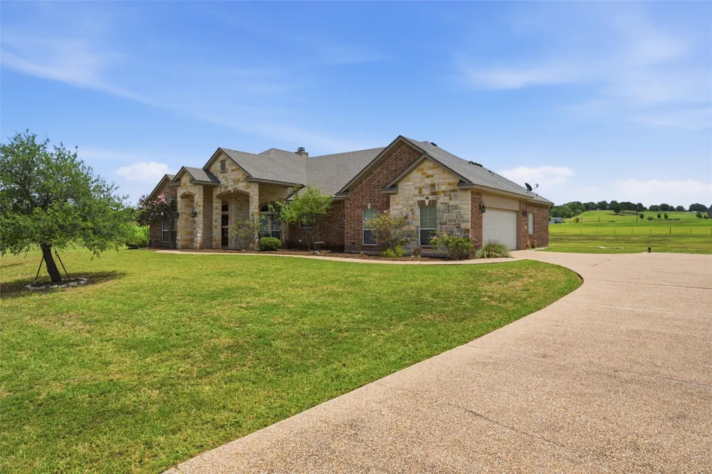 845 W County Line Road E West, TX 76691