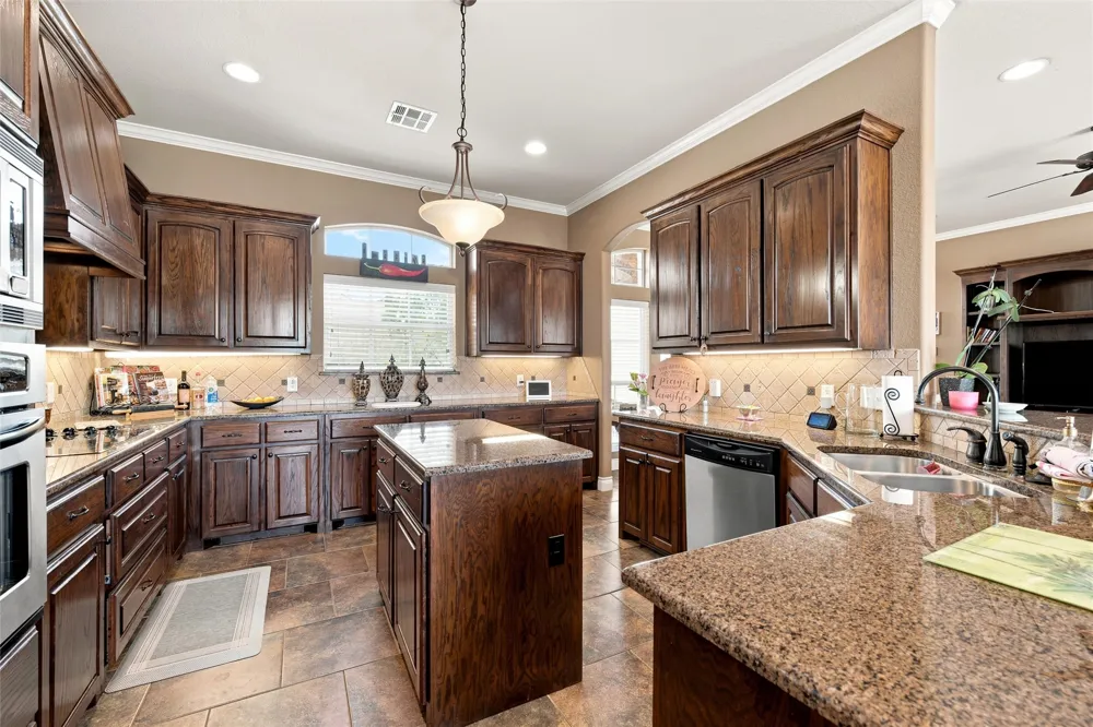 845 W County Line Road E West, TX 76691