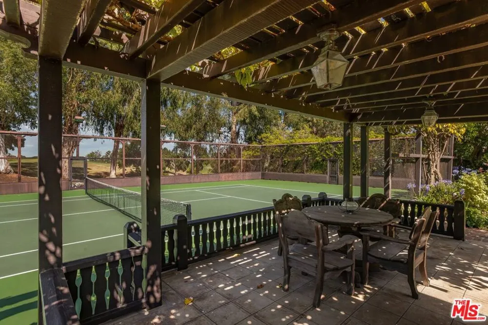 570 S Mapleton Drive Los Angeles, CA 90024