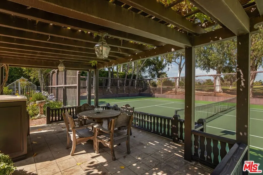 570 S Mapleton Drive Los Angeles, CA 90024