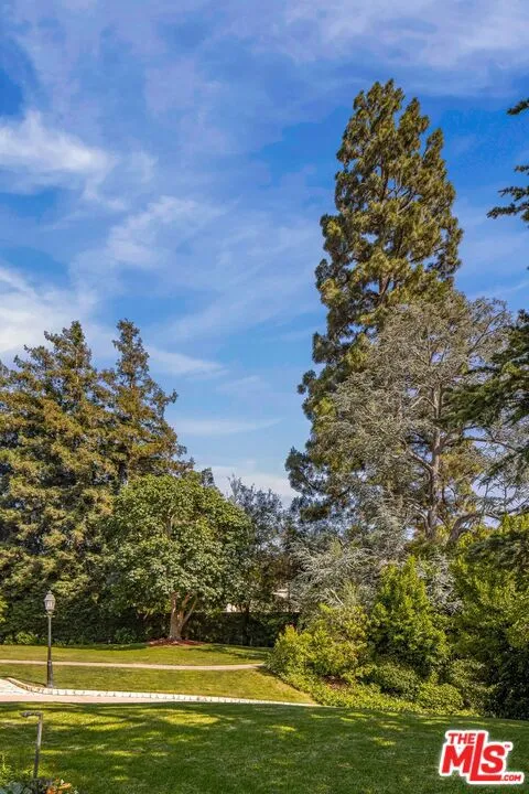 570 S Mapleton Drive Los Angeles, CA 90024