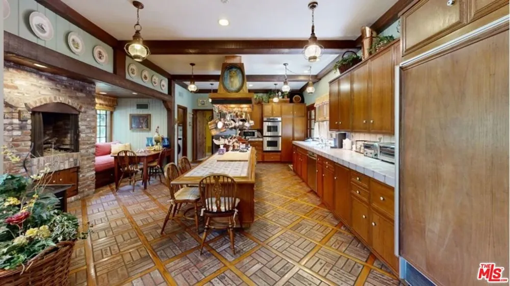570 S Mapleton Drive Los Angeles, CA 90024