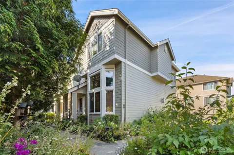 442 Tacoma Place NE