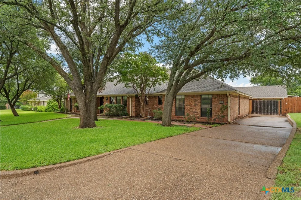8216 Teakwood Drive Woodway, TX 76712