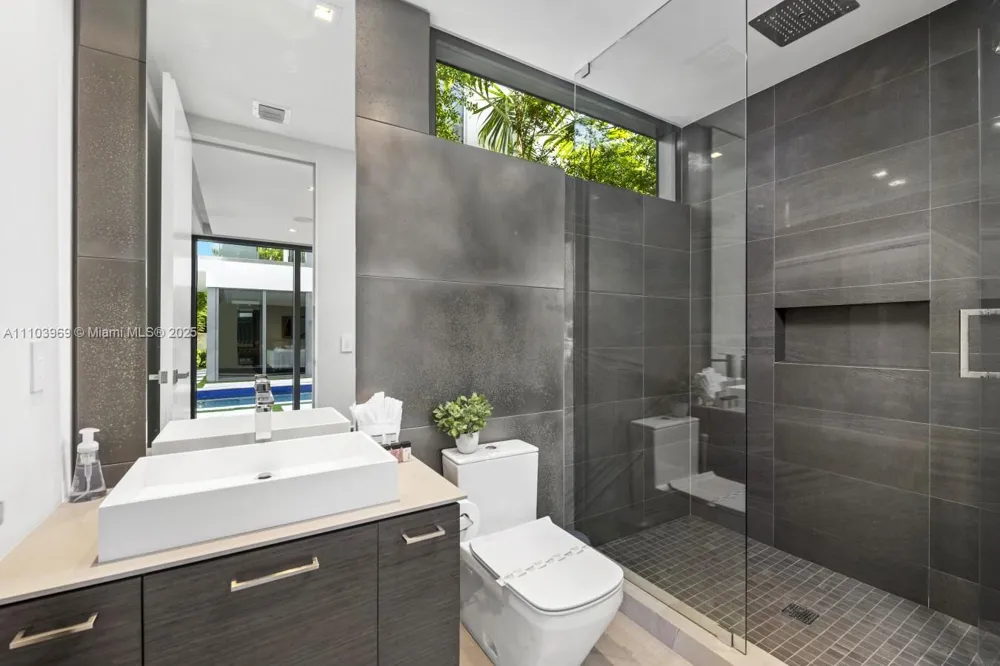440 Mola Ave Fort Lauderdale, FL 33301