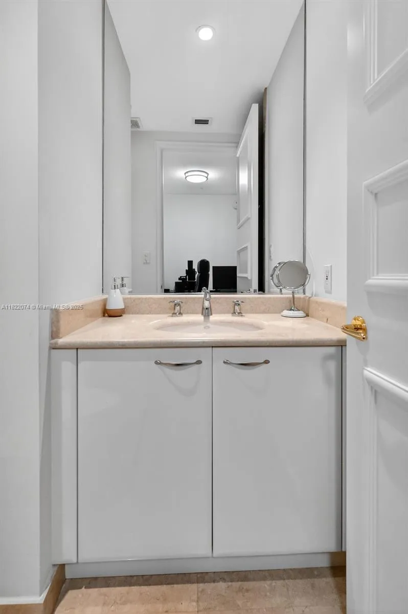 20155 NE 38th Ct #2201 Aventura, FL 33180