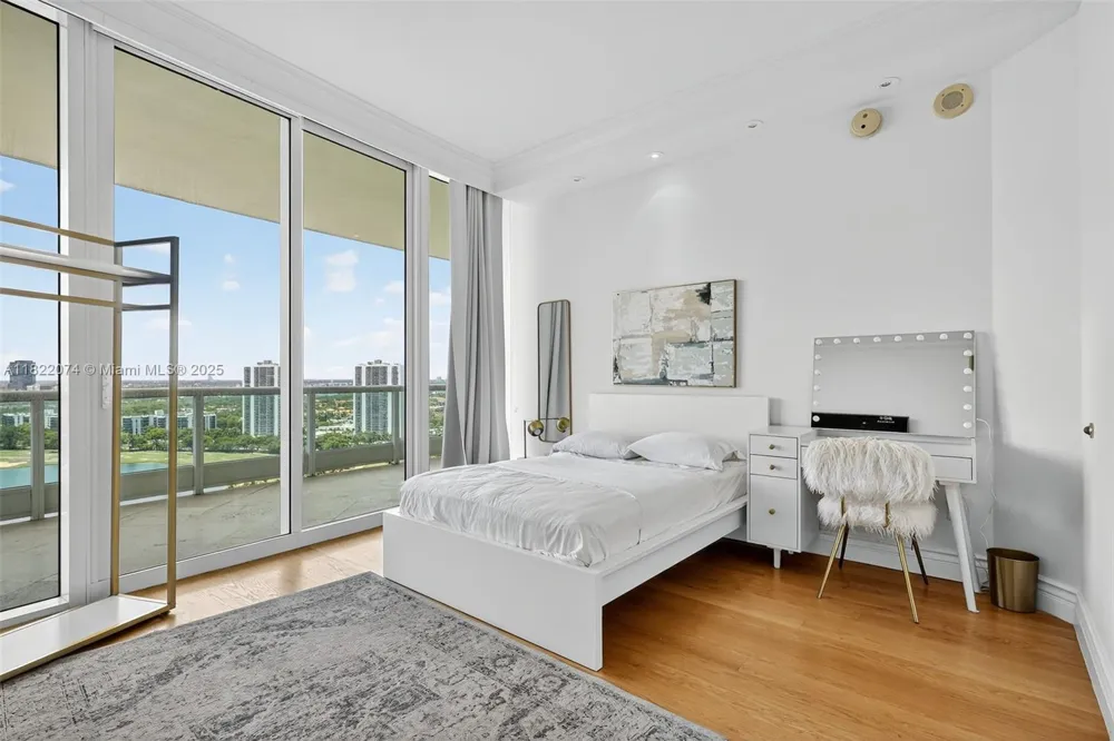 20155 NE 38th Ct #2201 Aventura, FL 33180