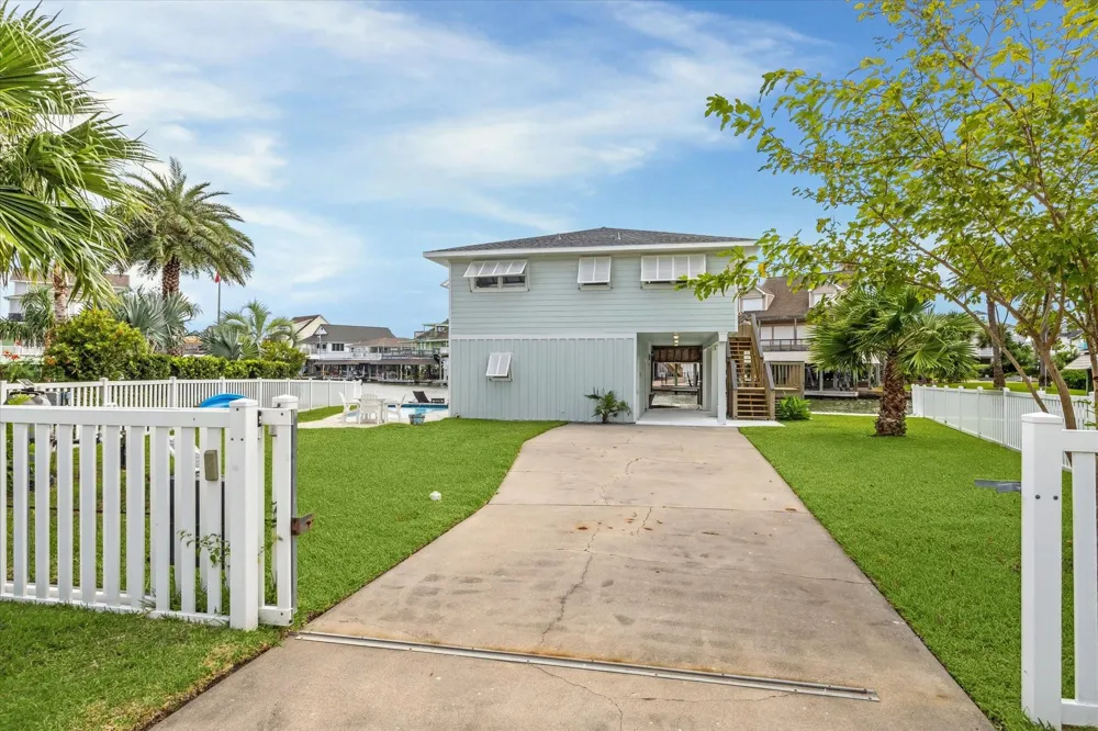 1226 Oahu Drive Tiki Island, TX 77554