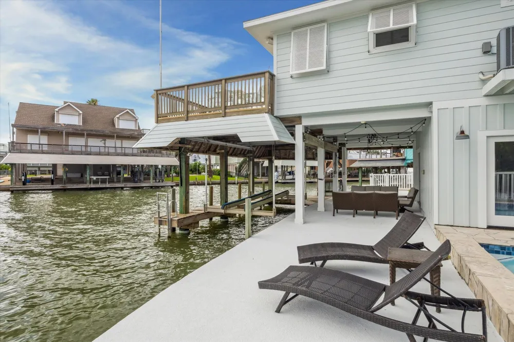 1226 Oahu Drive Tiki Island, TX 77554