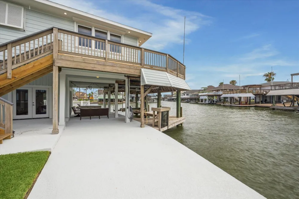 1226 Oahu Drive Tiki Island, TX 77554