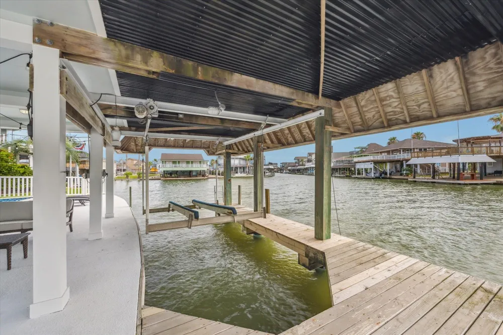 1226 Oahu Drive Tiki Island, TX 77554