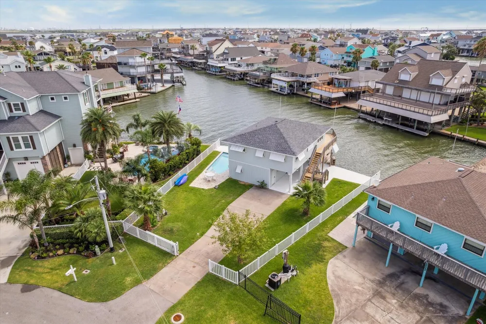 1226 Oahu Drive Tiki Island, TX 77554
