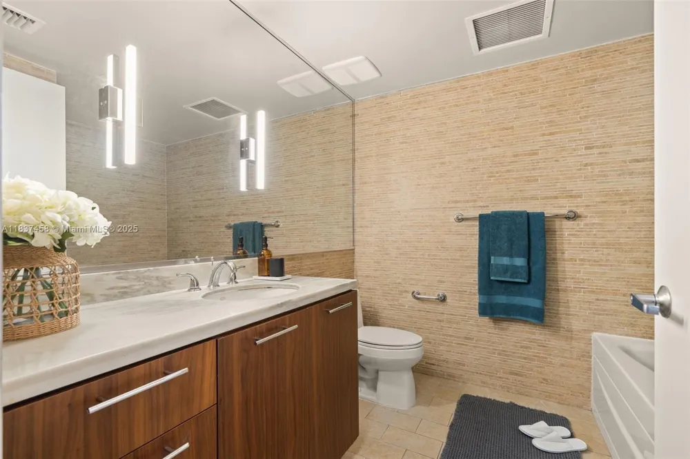 50 Biscayne Blvd #411 Miami, FL 33132