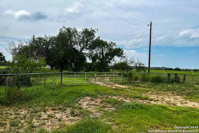 000 Fm 1303 Floresville, TX 78114