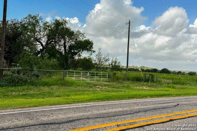 000 Fm 1303 Floresville, TX 78114