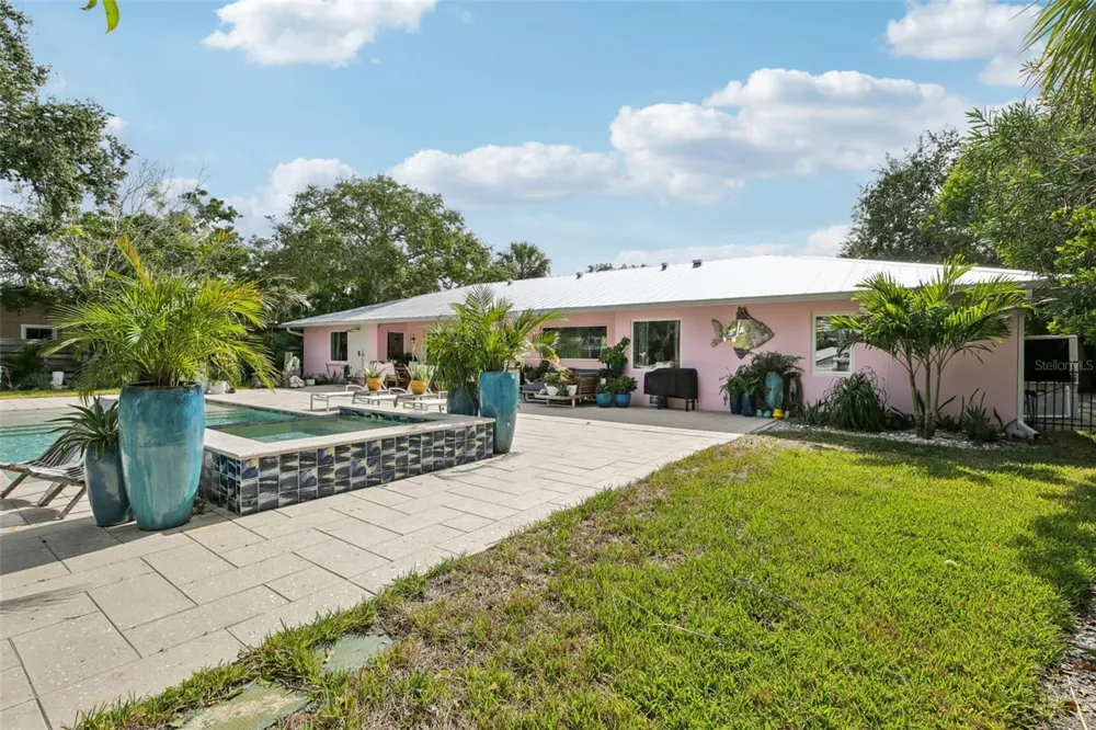 613 BUTTONWOOD DRIVE Longboat Key, FL 34228