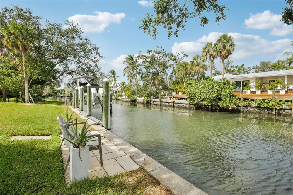 613 BUTTONWOOD DRIVE Longboat Key, FL 34228