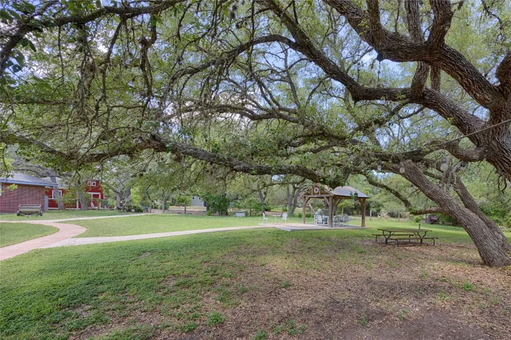 900 Schulze Road Schulenburg, TX 78949