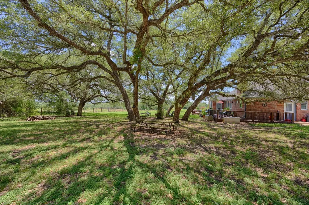 900 Schulze Road Schulenburg, TX 78949