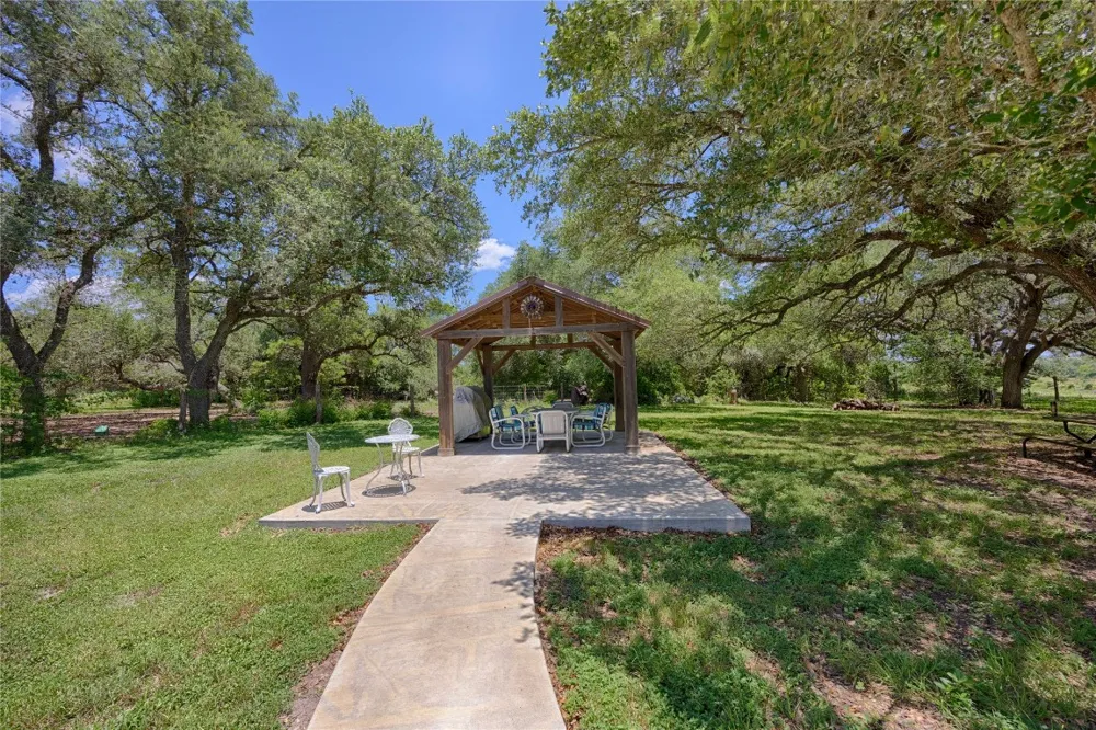 900 Schulze Road Schulenburg, TX 78949