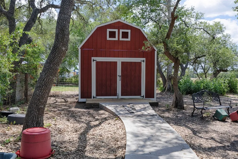 900 Schulze Road Schulenburg, TX 78949