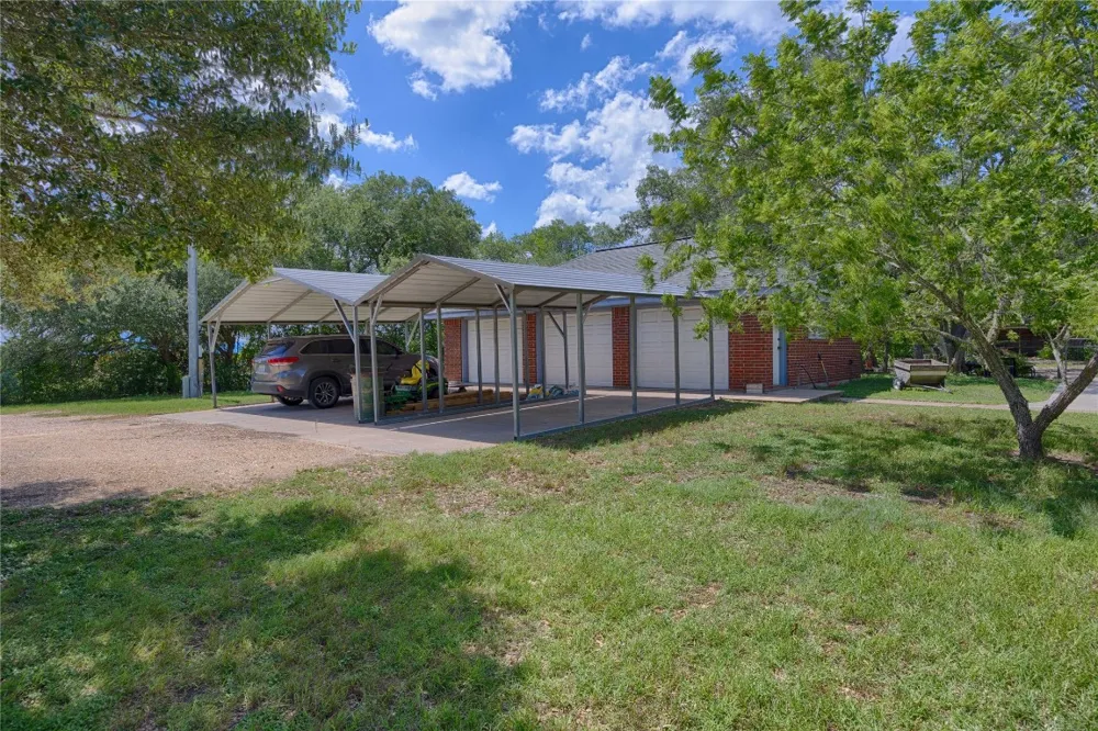 900 Schulze Road Schulenburg, TX 78949