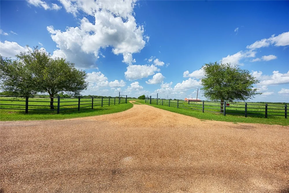 900 Schulze Road Schulenburg, TX 78949