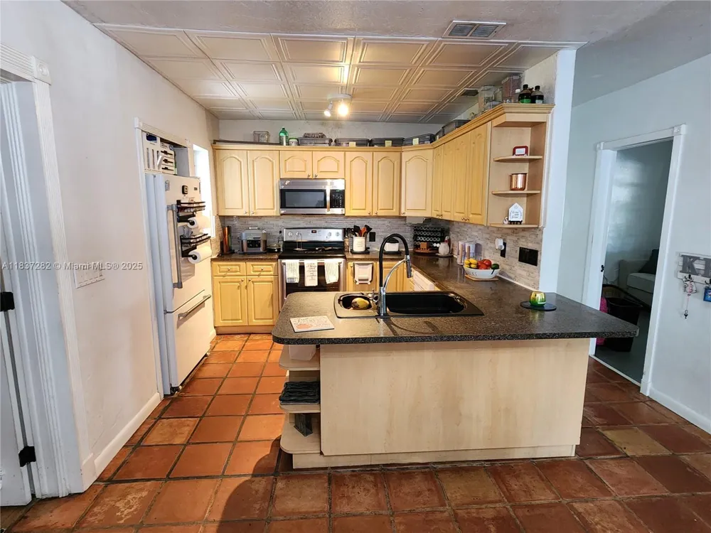 3521 E 8th Ave Hialeah, FL 33013