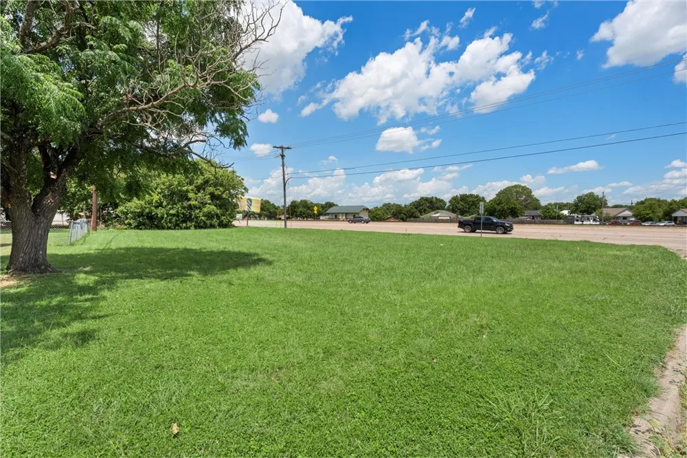 319 S Hewitt Drive Hewitt, TX 76643