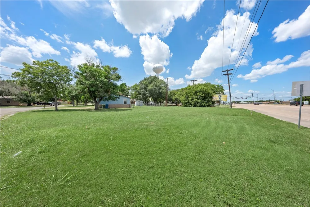319 S Hewitt Drive Hewitt, TX 76643