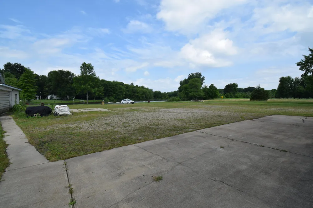 71627 County Road 681 Hartford, MI 49057