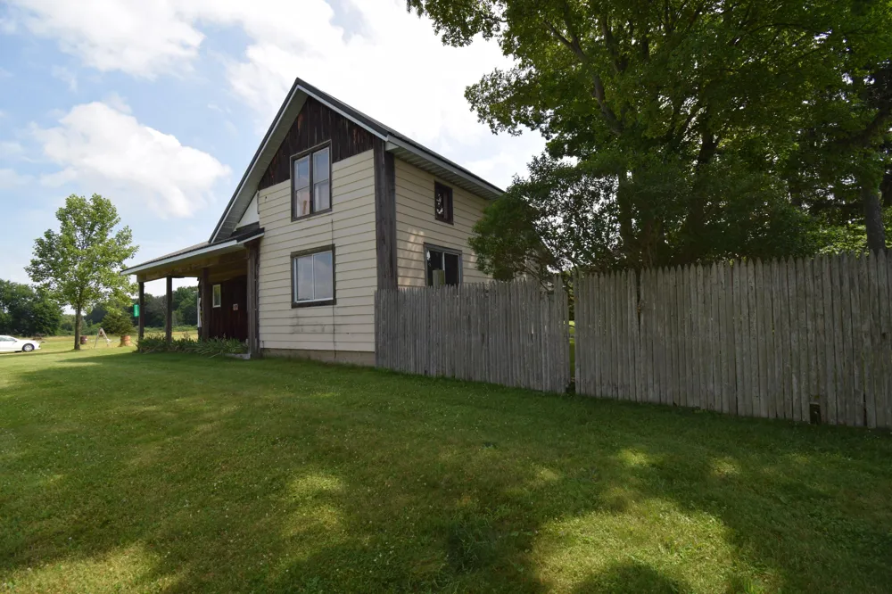 71627 County Road 681 Hartford, MI 49057