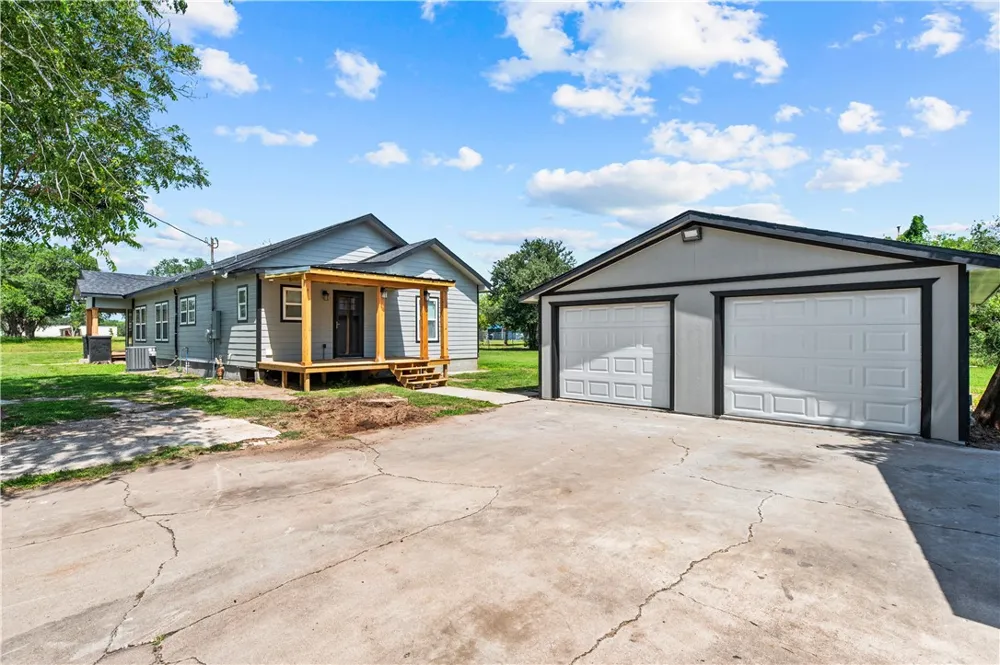410 E Lott Street Beeville, TX 78102