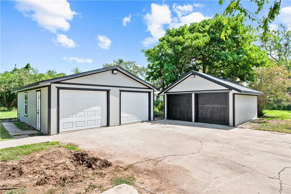 410 E Lott Street Beeville, TX 78102