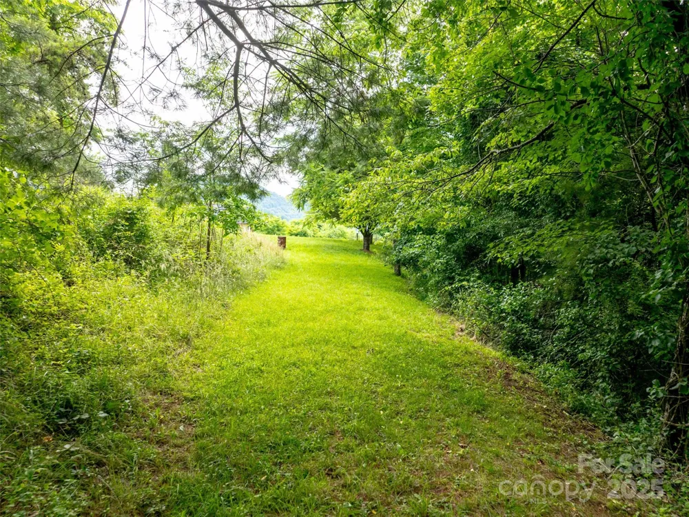 40 Sedgefield Place Clyde, NC 28721