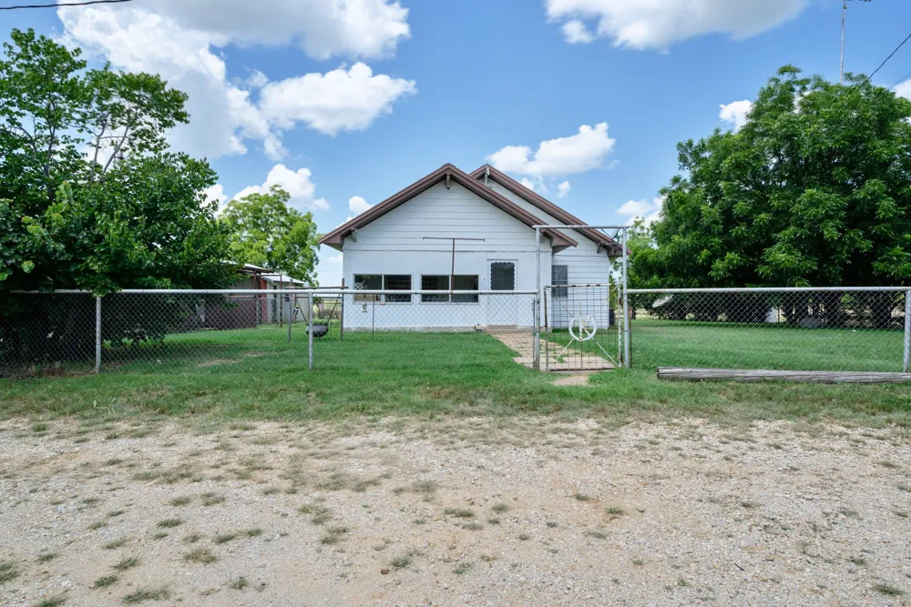 8 SW Poteet Road Bryson, TX 76427